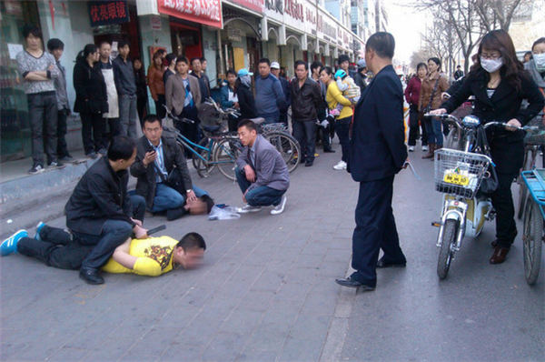 酒吧犯罪嫌疑人捕捉现场