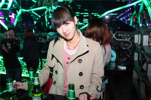 酒吧美女图片