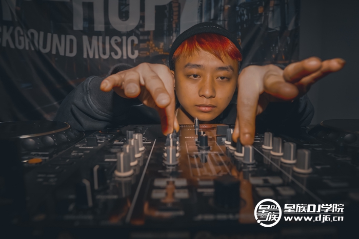 皇族DJ培训六盘水DJ学员张琅打碟练习照