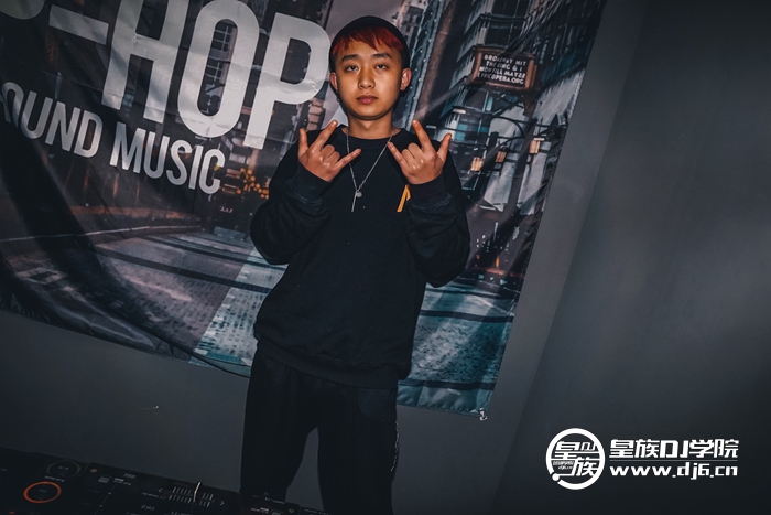 皇族DJ培训六盘水DJ学员张琅打碟练习照