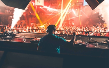 让年轻人产生兴趣的DJ培训中心